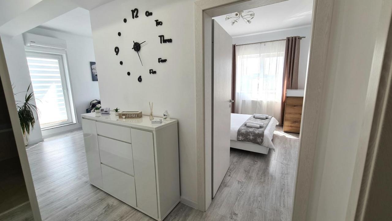 Bright Stylish Apartment In Pitesti ピテシュティ エクステリア 写真