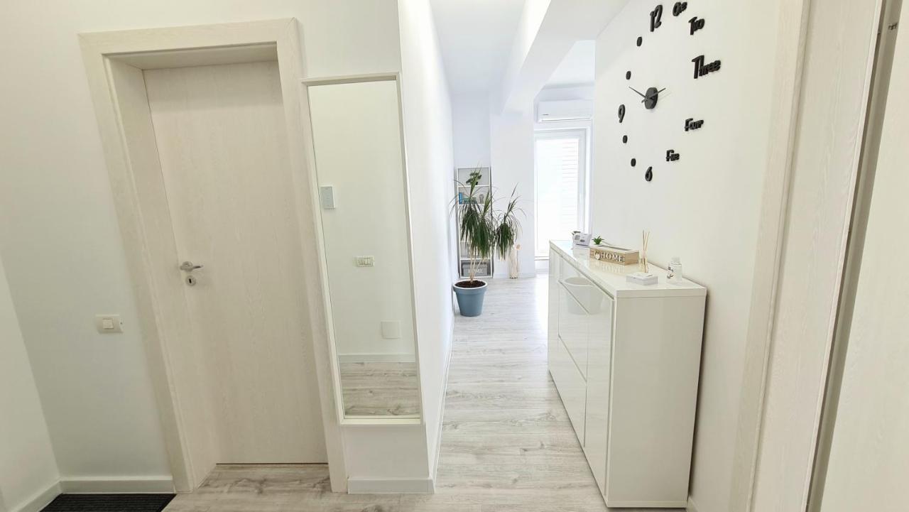 Bright Stylish Apartment In Pitesti ピテシュティ エクステリア 写真